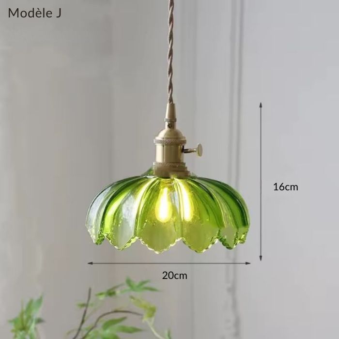 Suspension en verre vert modèle J au design floral vintage, idéale pour une déco rétro pleine de charme et de douceur.