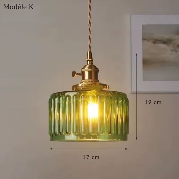 Suspension en verre vert modèle K au design strié Art Déco, parfaite pour un intérieur chic et élégant aux accents vintage.