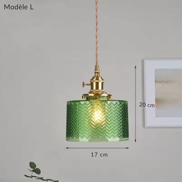 Suspension en verre vert modèle L avec motif chevron, un luminaire contemporain mêlant modernité et élégance naturelle.