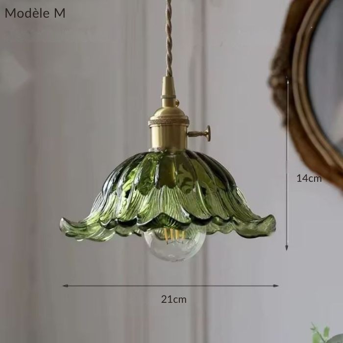 Suspension en verre vert modèle M au design floral artisanal, idéale pour une décoration naturelle et élégante.