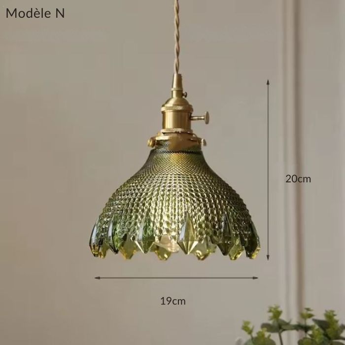 Suspension en verre vert modèle N au style rétro élégant, un luminaire raffiné pour une ambiance chaleureuse et distinguée.