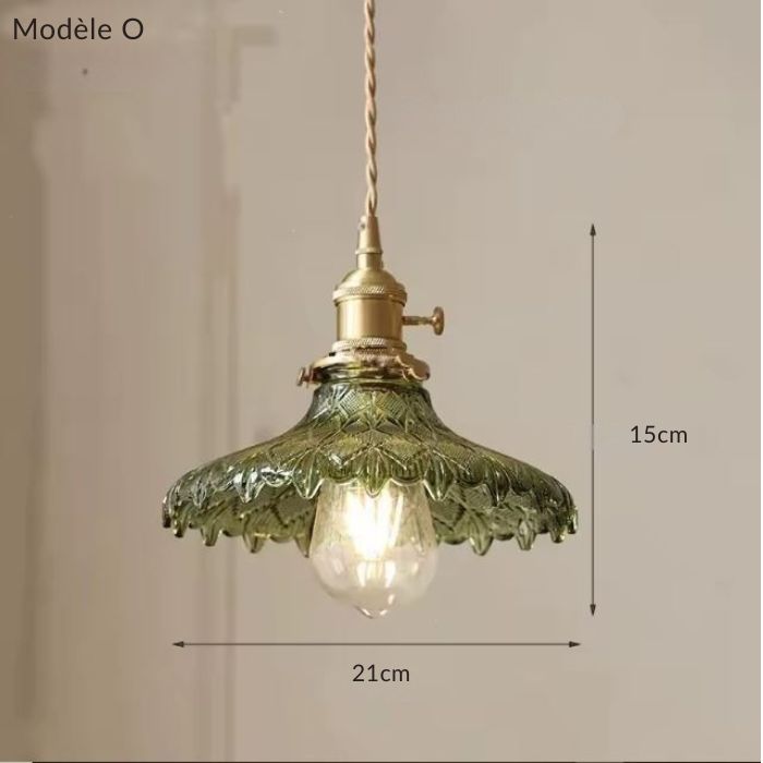 Suspension en verre vert modèle O au design floral vintage, parfaite pour une décoration art déco élégante et raffinée.