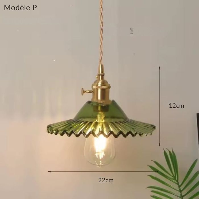 Suspension en verre vert modèle P au design vintage ondulé, idéale pour une ambiance rétro et naturelle dans la maison.