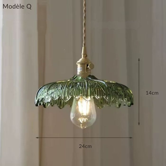 Suspension en verre vert modèle Q au style artisanal floral, un luminaire vintage idéal pour sublimer une déco naturelle et douce.