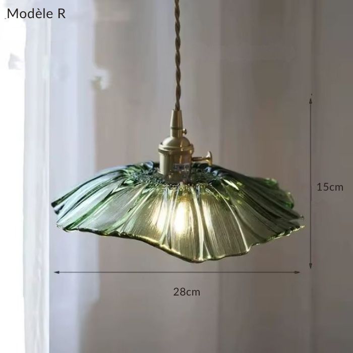Suspension en verre vert modèle R avec large abat-jour en forme de fleur, idéale pour une déco naturelle et lumineuse.