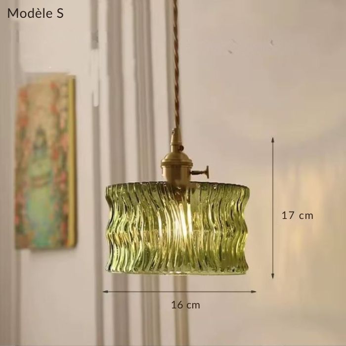 Suspension en verre vert modèle S au design ondulé moderne, parfaite pour une touche d’élégance lumineuse et naturelle.