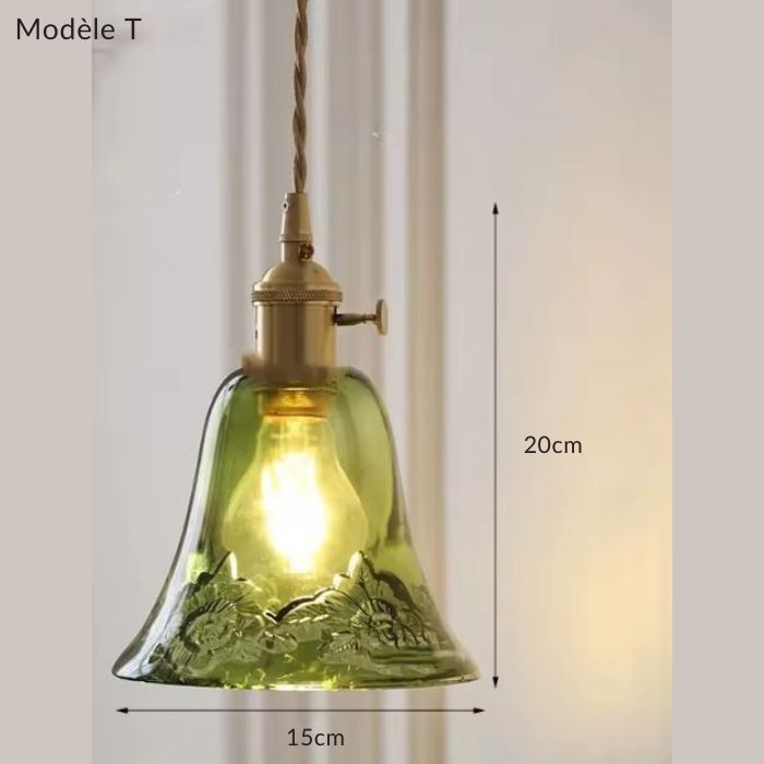 Suspension en verre vert modèle T ornée de motifs floraux gravés, une pièce élégante au charme rétro pour un éclairage raffiné.
