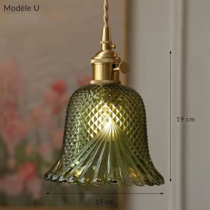 Suspension en verre vert modèle U au verre taillé effet diamant, diffusant une lumière chaleureuse et élégante.