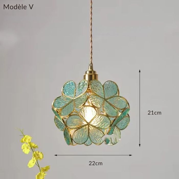 Suspension en verre vert modèle V formée de pétales artistiques dorés, inspirée du style Art Déco et pleine de charme.