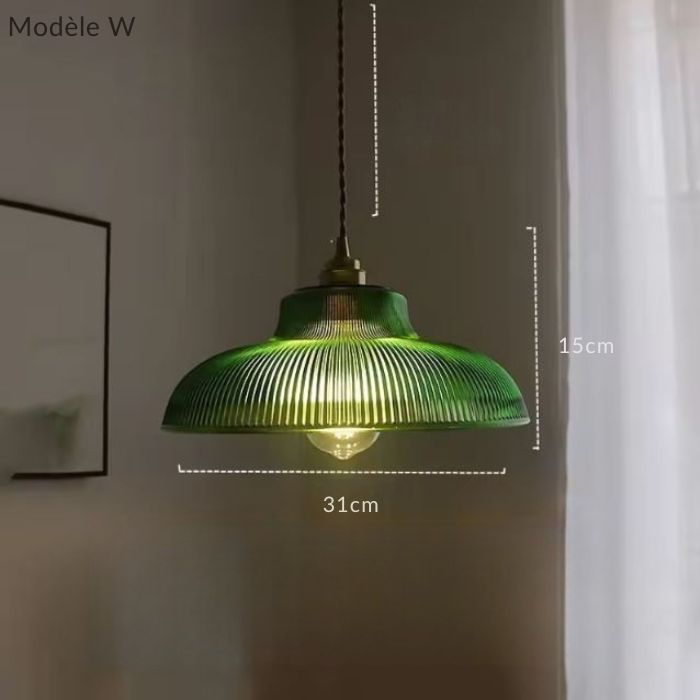 Suspension en verre vert modèle W au large abat-jour cannelé, parfaite pour un éclairage doux et design dans un intérieur moderne.