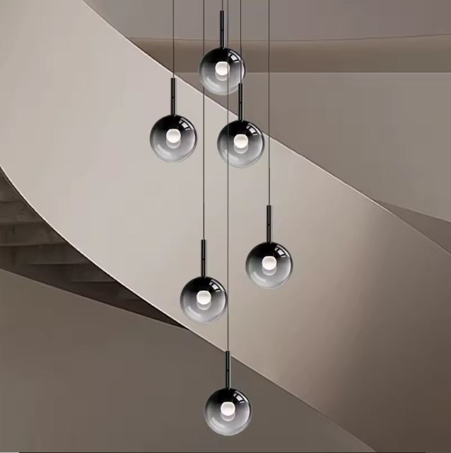 Suspension d’escalier à 7 globes en verre fumé noir, cascade épurée, style contemporain design.