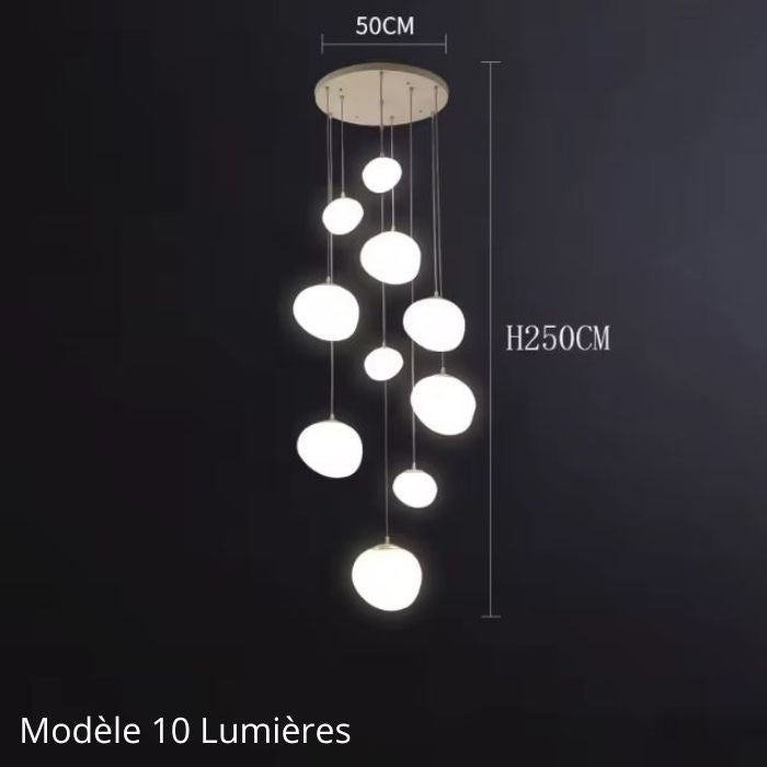 Suspension escalier boule à 10 lumières, idéale pour cage d’escalier moderne ou plafond haut, au style épuré et lumineux.
