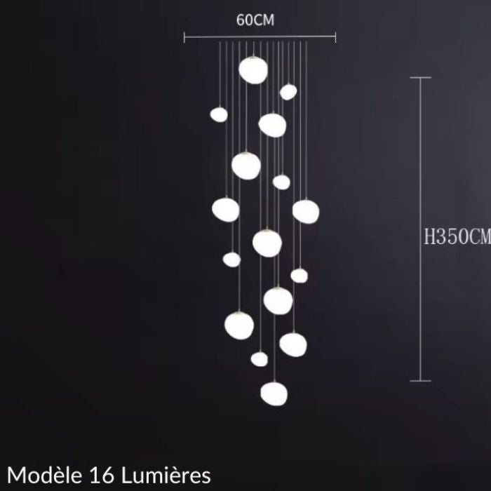 Suspension boule en cascade pour escalier – 16 sources lumineuses sur 3,5 mètres