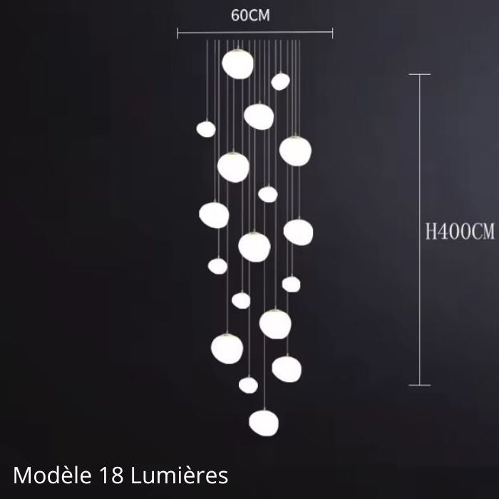 Suspension escalier boule 18 lumières en cascade, parfaite pour grands volumes et intérieurs contemporains à haut plafond.