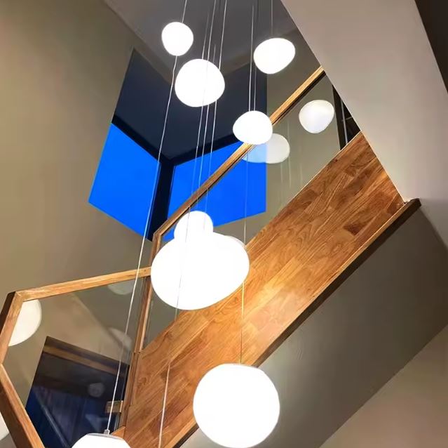 Suspension escalier boule en acrylique au design épuré, parfaite pour habiller une cage d’escalier contemporaine et lumineuse.