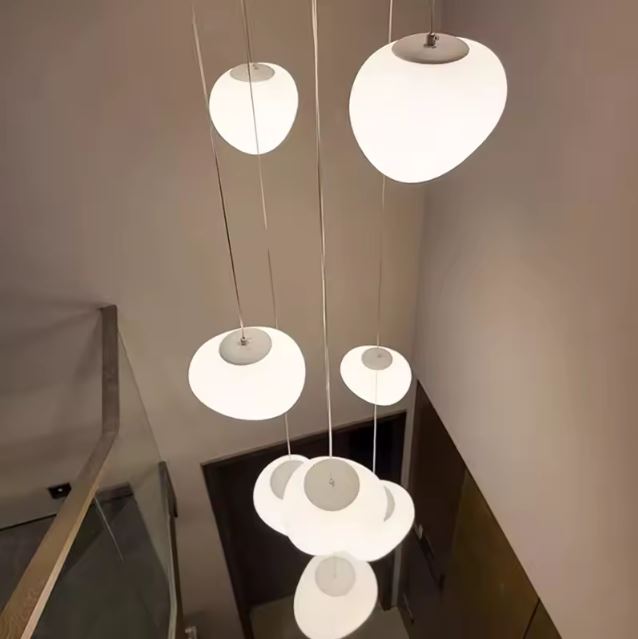 Suspension escalier boule blanche à plusieurs niveaux, idéale pour un intérieur moderne recherchant une lumière douce et élégante.