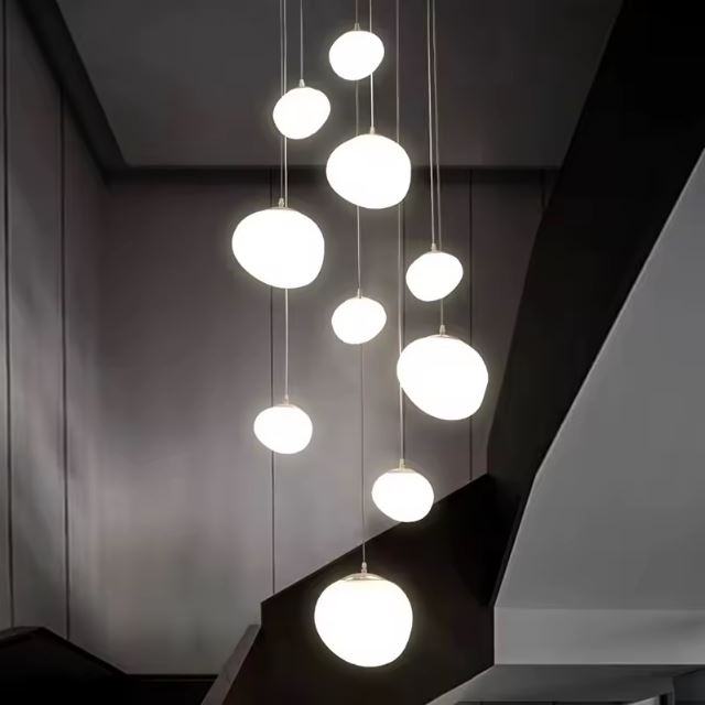 Suspension escalier boule au contraste noir et blanc, parfaite pour un intérieur contemporain au design graphique et audacieux.