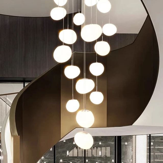 Suspension escalier boule au design contemporain, parfaite pour sublimer une cage d’escalier en colimaçon avec élégance et fluidité.