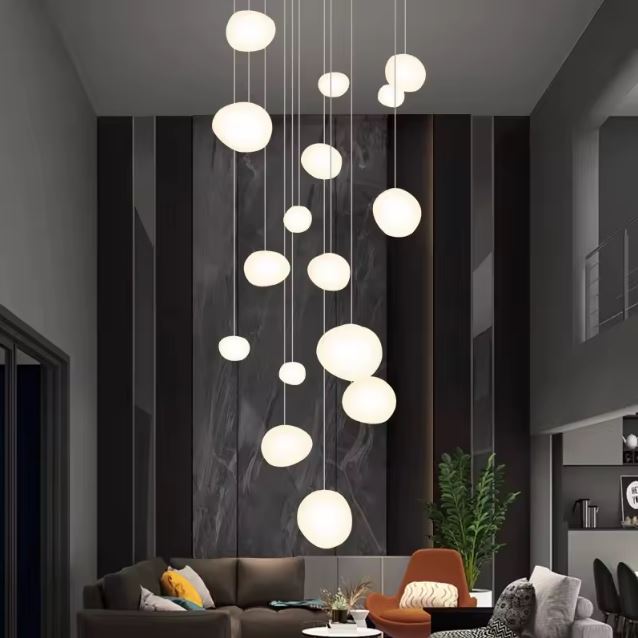 Suspension escalier boule composée de multiples globes lumineux, idéale pour un intérieur majestueux et design à très grande hauteur.