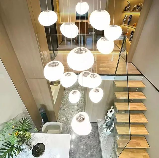 Suspension escalier boule au design moderne et ludique, parfaite pour un intérieur contemporain avec escalier flottant en bois et déco arty.