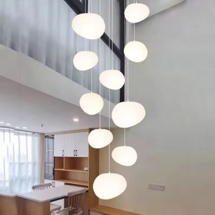 Suspension escalier boule au design épuré, idéale pour un intérieur moderne, lumineux et minimaliste à double hauteur.