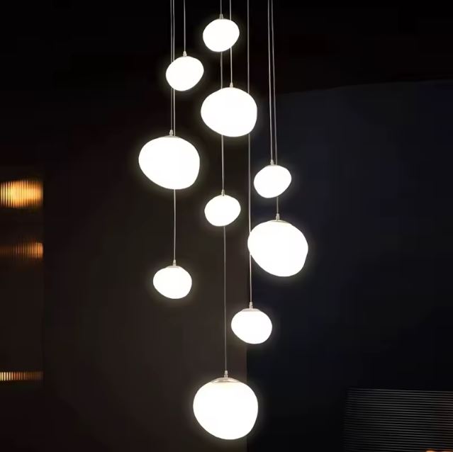Suspension escalier boule design avec fond sombre, idéale pour créer un contraste élégant dans une cage d’escalier contemporaine.