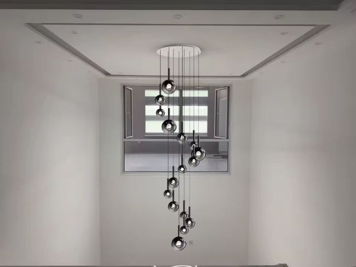 Suspension pour vide sur séjour, cascade de globes en verre fumé noir, style contemporain aérien.