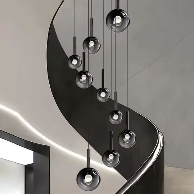 Suspension d’escalier en cascade, globes en verre fumé noir, style contemporain minimaliste.