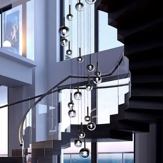 Suspension pour escalier en double hauteur, globes en verre fumé noir, design contemporain lumineux.