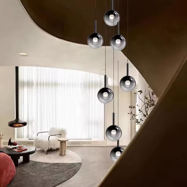 Suspension d’escalier en cascade, globes en verre fumé noir, décor design organique et contemporain.