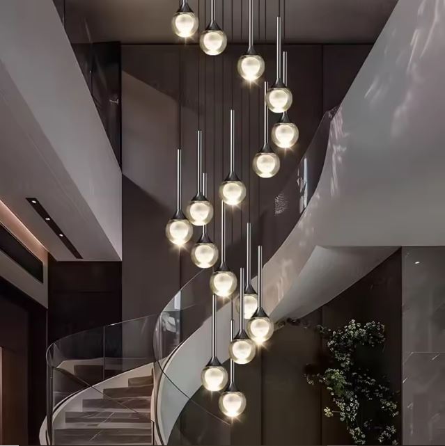 Suspension d’escalier en cascade, globes en verre transparent à cœur opalin, style contemporain minimaliste.