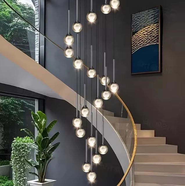 Lustre d’escalier en cascade, globes en verre transparent à cœur opalin, style contemporain chic.