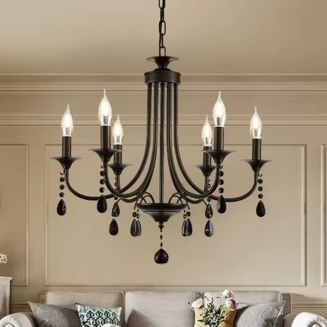 Suspension en fer forgé noir avec pampilles fumées au style art déco revisité et allure sophistiquée.