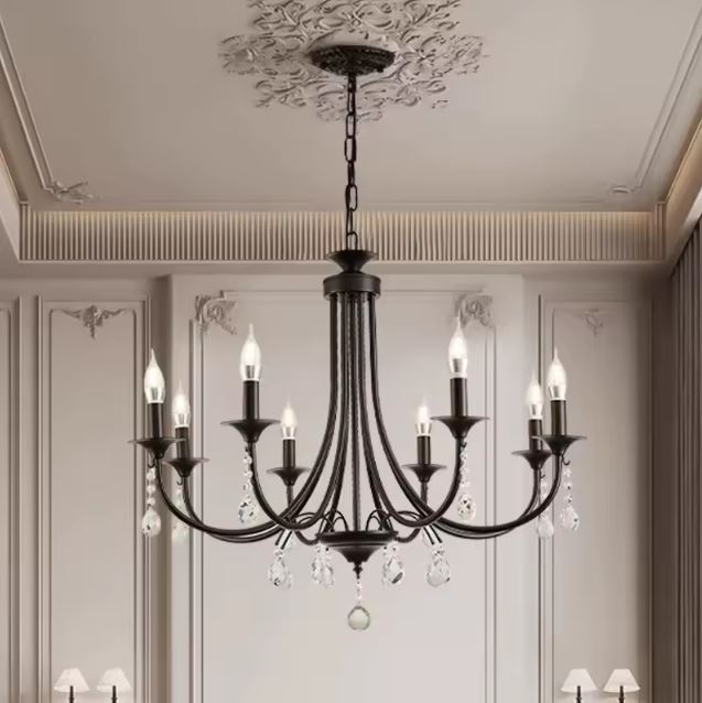 Suspension en fer forgé noir avec pampilles en cristal au style classique chic et inspiration baroque.