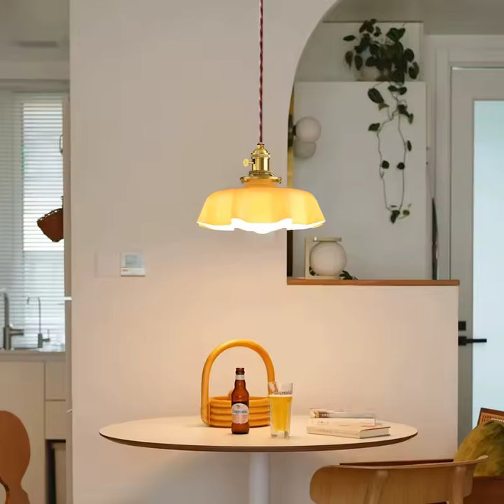 Suspension festonnée crème au-dessus d’une table, dans un intérieur rétro aux accents chaleureux et délicats