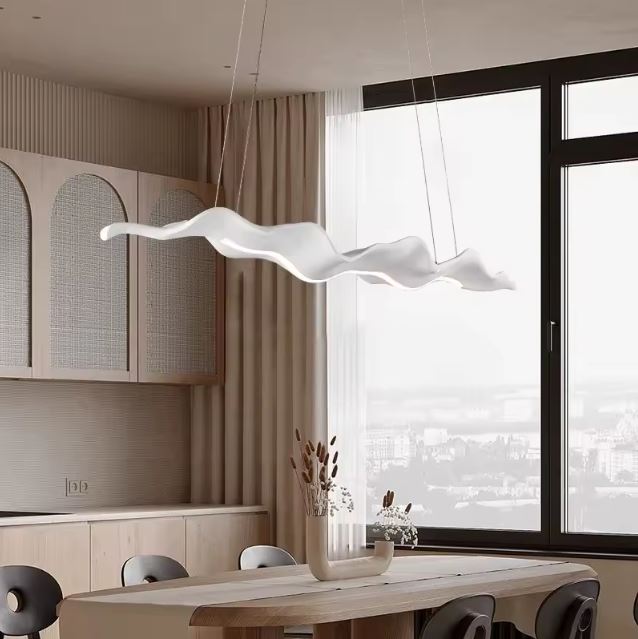 Suspension feuille blanche au design minimaliste, idéale pour illuminer une salle à manger contemporaine et épurée.