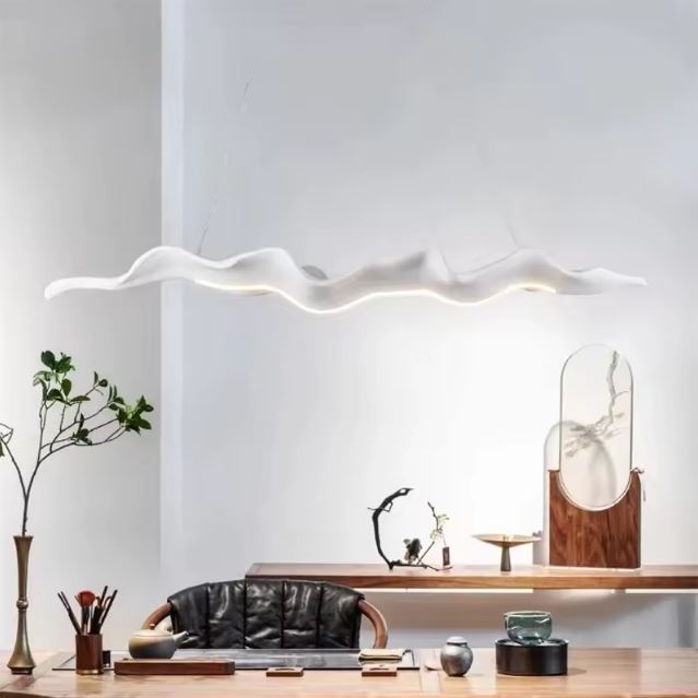 Suspension feuille blanche au design épuré, parfaite pour une ambiance moderne et élégante.