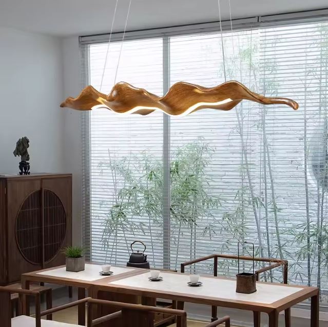 Suspension feuille imitation bois avec éclairage LED, parfaite pour un espace zen et une décoration naturelle.