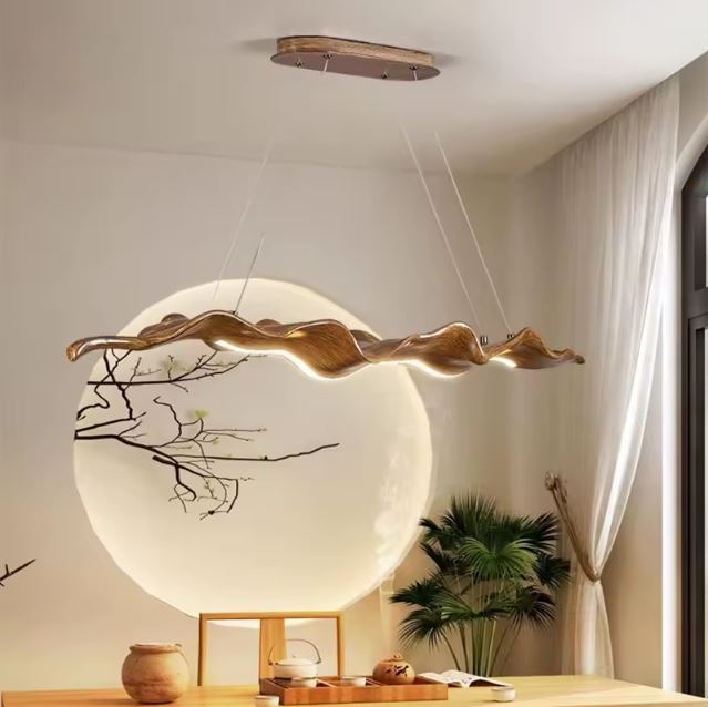 Suspension feuille lumineuse en imitation bois sculpté, idéale pour une décoration naturelle et moderne.