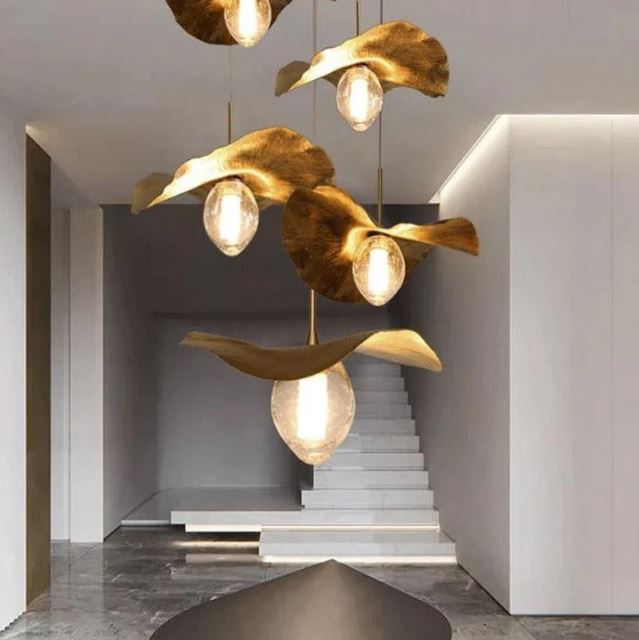 Suspension feuille dorée parfaite pour illuminer un espace d'escalier avec style.