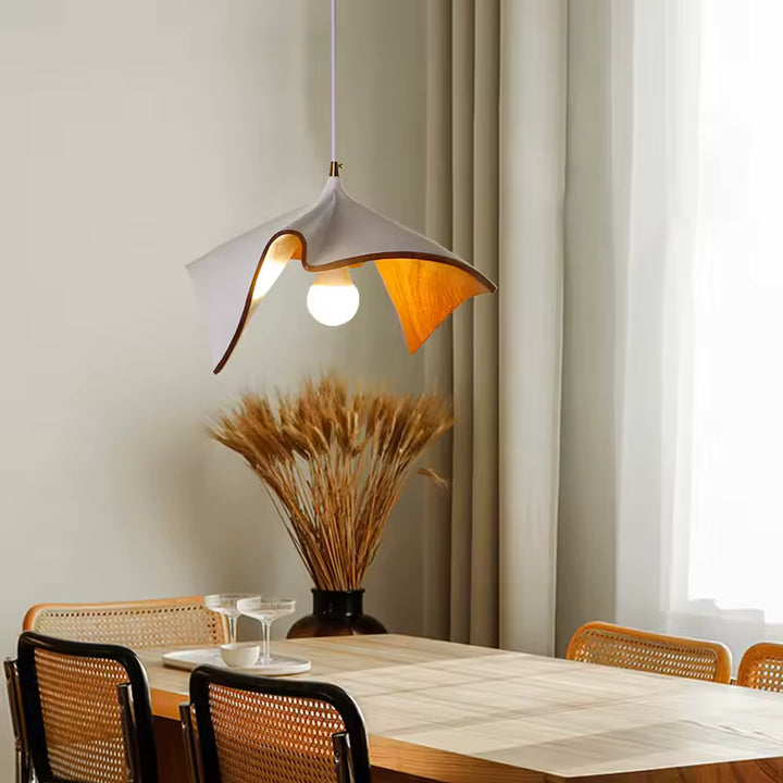 Suspension feuille en résine blanche effet bois, au style organique et bohème dans une salle à manger naturelle