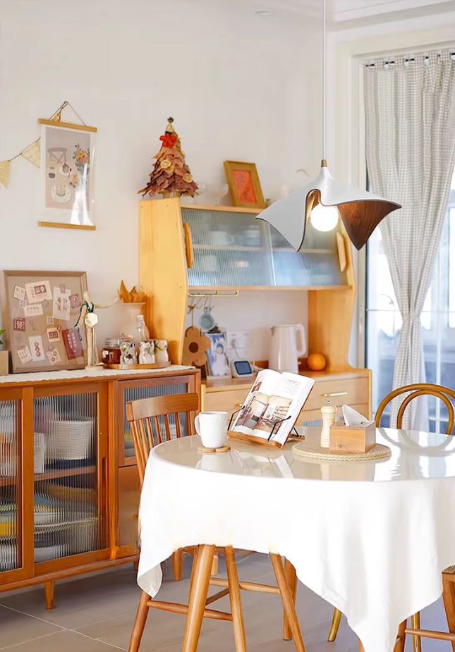 Suspension feuille blanche en résine effet bois dans une salle à manger chaleureuse d’inspiration scandinave