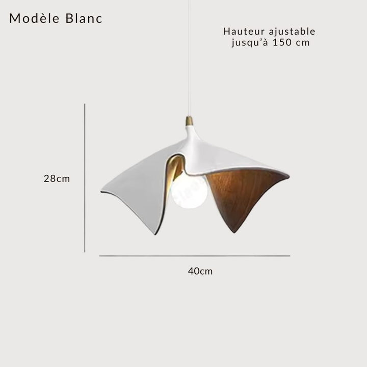 Suspension blanche en résine à intérieur effet bois, forme ondulée sculpturale et style contemporain