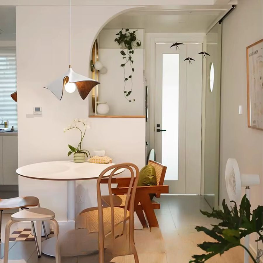 Suspension blanche en résine effet bois aux lignes organiques, installée dans une salle à manger au style naturel