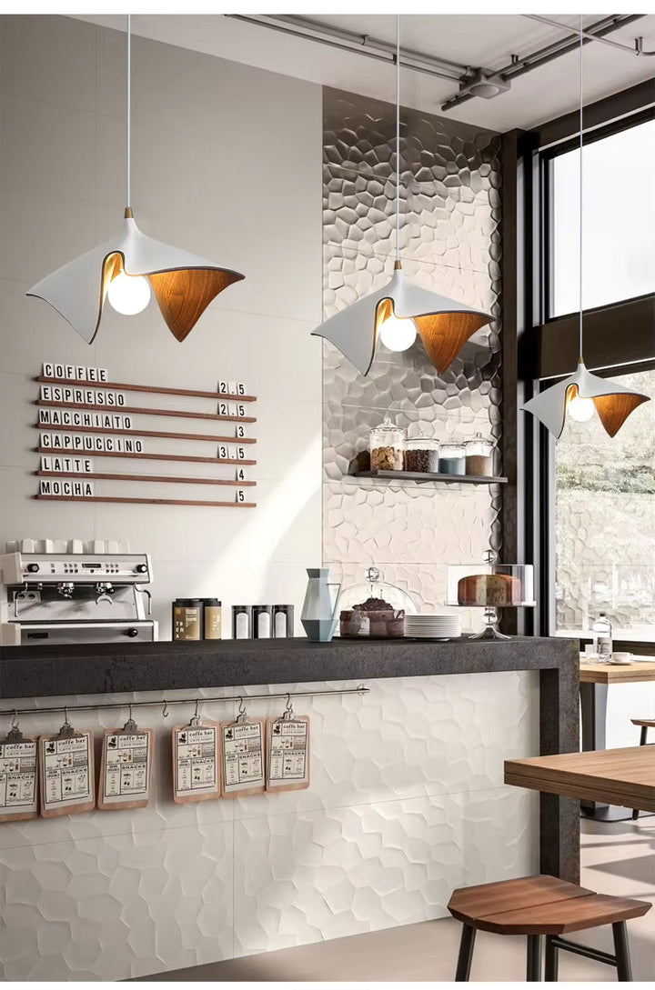 Suspensions blanches en résine effet bois au design organique et sculptural installées au-dessus d’un bar contemporain