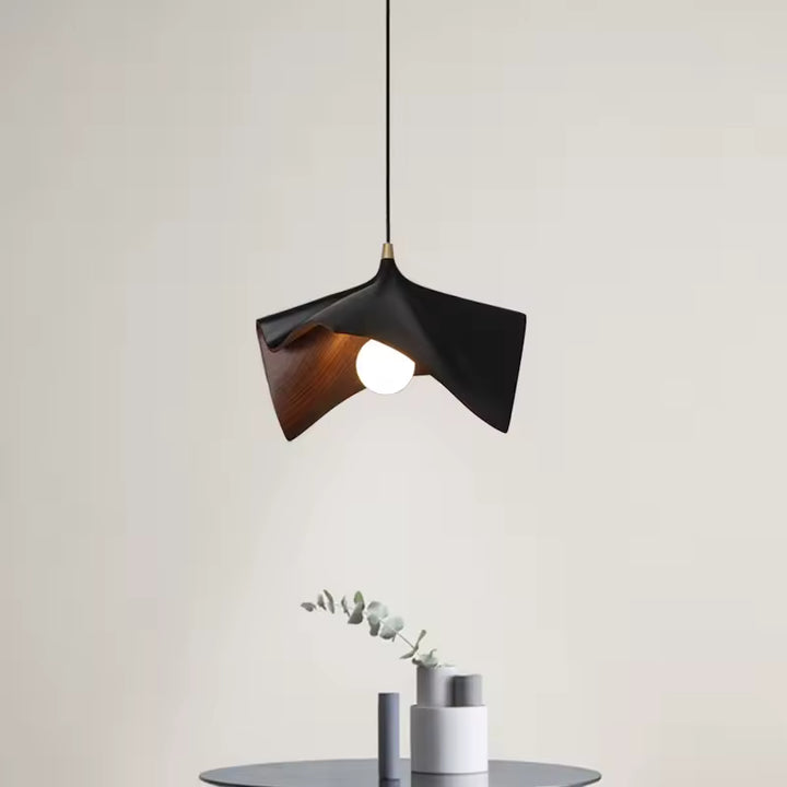 Suspension en résine effet bois à forme de feuille enroulée, au design organique noir et contemporain