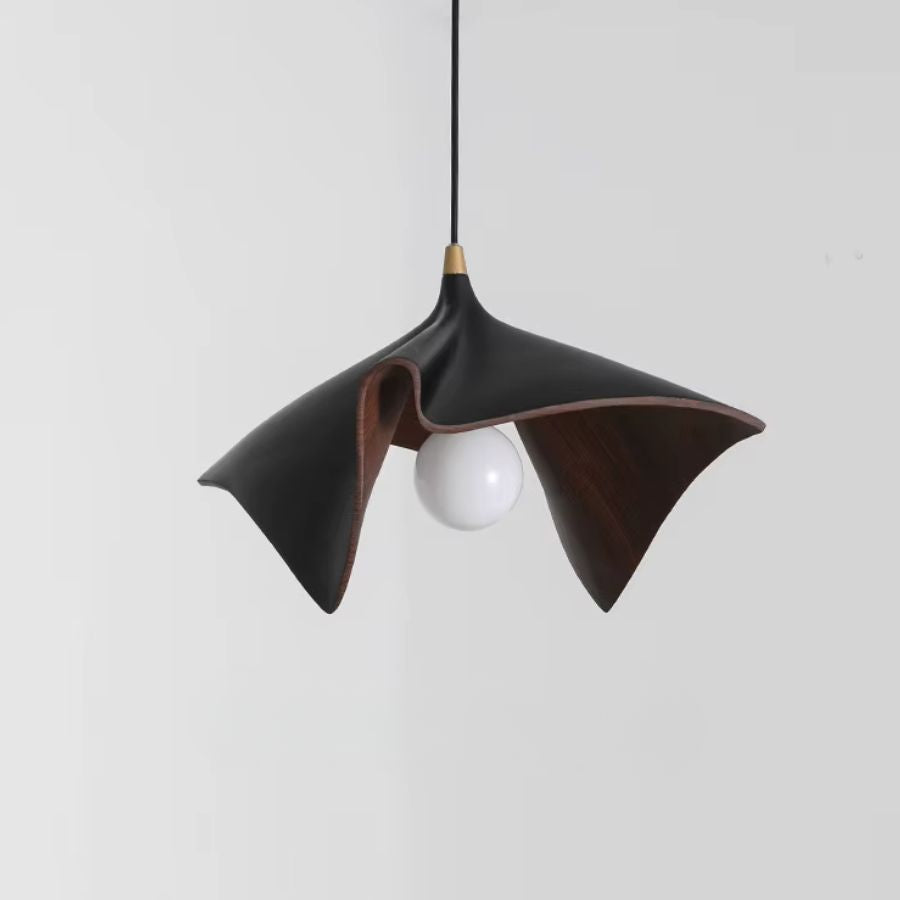 Suspension noire en résine effet bois à silhouette de feuille repliée, au design contemporain et sculptural