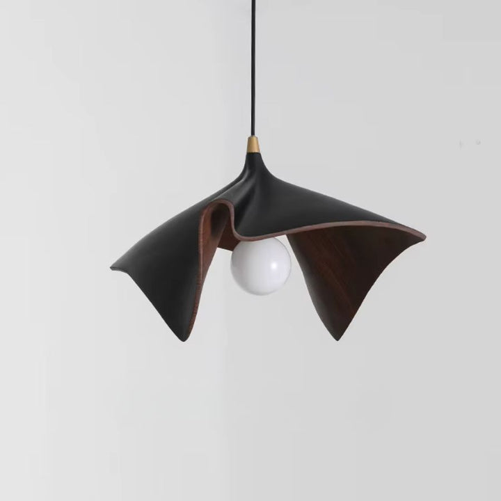 Suspension noire en résine effet bois à silhouette de feuille repliée, au design contemporain et sculptural
