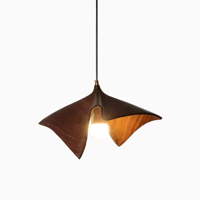Suspension feuille enroulée en résine effet bois brun, au design sculptural inspiré des formes naturelles