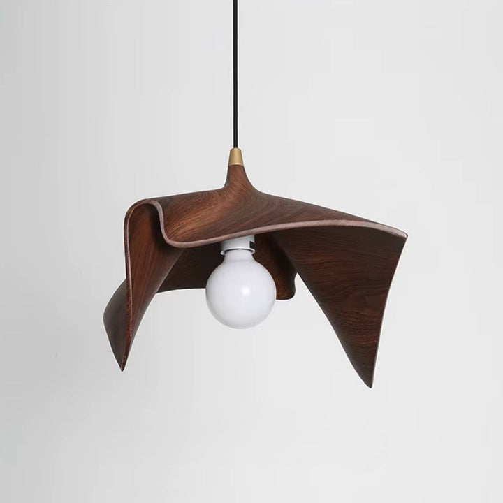 Suspension sculpturale en résine effet bois noyer à forme de feuille ondulée, esprit organique et design